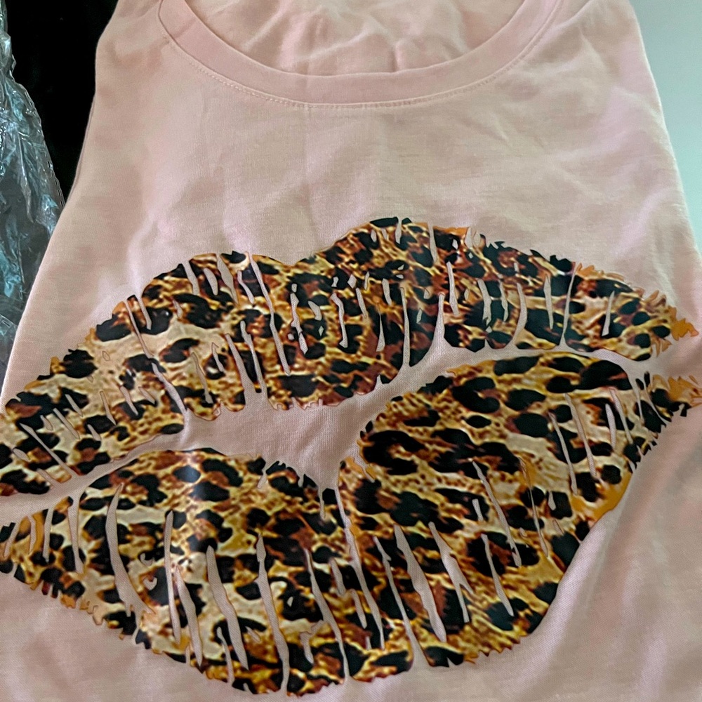 Beautiful t-shirt to wear with jeans or under a blazer. Size XL runs small.